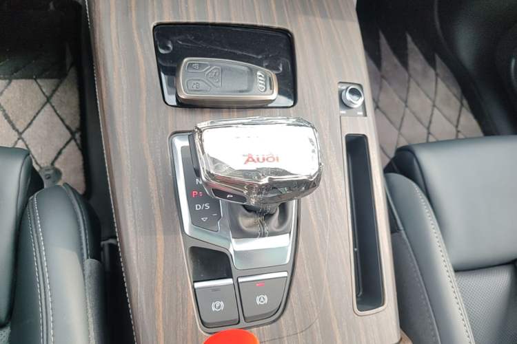 Used Audi Q5L 2025 40 TFSI Fashionable and Dynamic Edition Gear Lever
