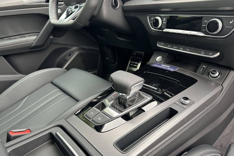 Used Audi Q5L 2025 quattro 45th Anniversary Edition 45 TFSI Luxury Dynamic Model Gear Lever