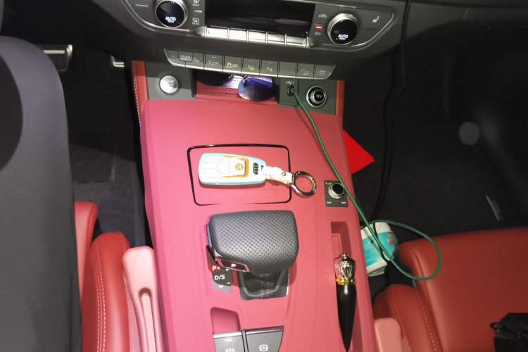 Used Audi Q5L 2025 quattro 45th Anniversary Edition 45 TFSI Luxury Dynamic Model Gear Lever