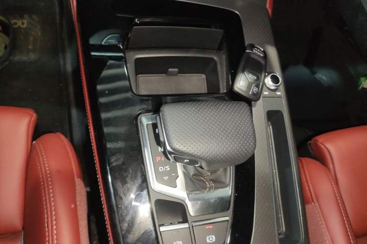 Used Audi Q5L 2025 quattro 45th Anniversary Edition 45 TFSI Luxury Dynamic Model Gear Lever