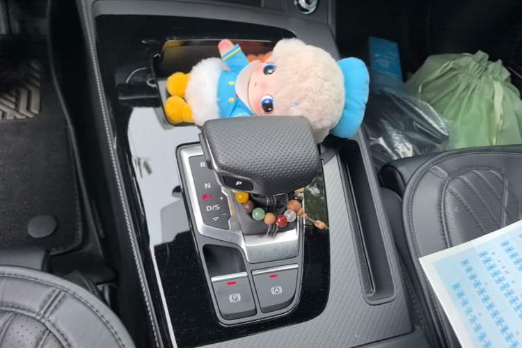 Used Audi Q5L 2025 quattro 45th Anniversary Edition 45 TFSI Luxury Dynamic Model Gear Lever