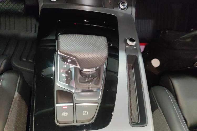 Used Audi Q5L 2025 quattro 45th Anniversary Edition 40 TFSI Sporty and Dynamic Model Gear Lever