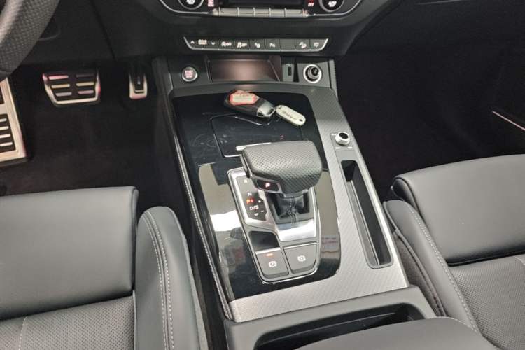 Used Audi Q5L 2025 quattro 45th Anniversary Edition 45 TFSI Luxury Dynamic Model Gear Lever