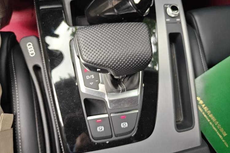 Used Audi Q5L 2025 quattro 45th Anniversary Edition 40 TFSI Sporty and Dynamic Model Gear Lever