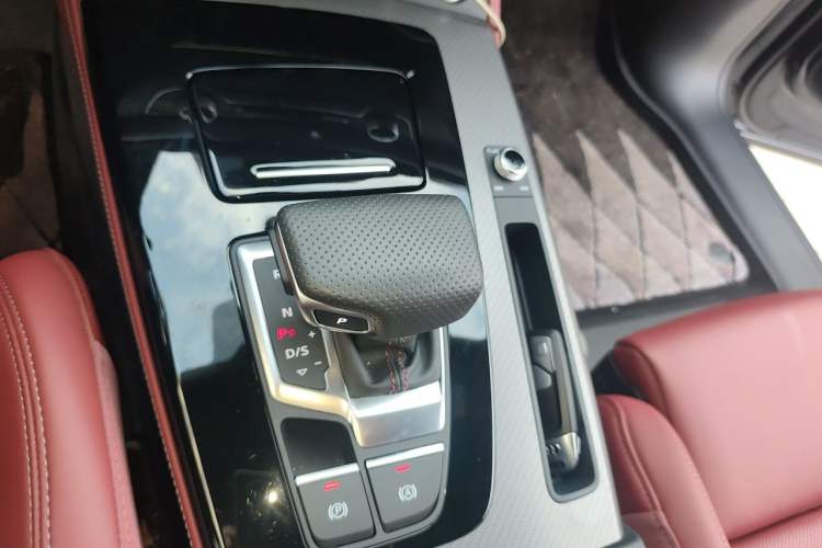 Used Audi Q5L 2025 quattro 45th Anniversary Edition 40 TFSI Luxury Dynamic Model Gear Lever