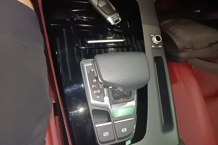 Used Audi Q5L 2025 quattro 45th Anniversary Edition 40 TFSI Luxury Dynamic Model Gear Lever