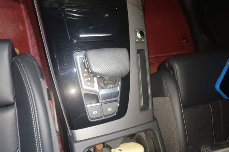 Used Audi Q5L 2025 quattro 45th Anniversary Edition 40 TFSI Luxury Dynamic Model Gear Lever
