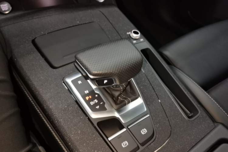 Used Audi Q5L 2025 quattro 45th Anniversary Edition 40 TFSI Sporty and Dynamic Model Gear Lever