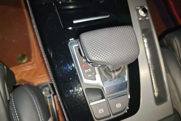 Used Audi Q5L 2025 40 TFSI Fashionable and Dynamic Edition Gear Lever