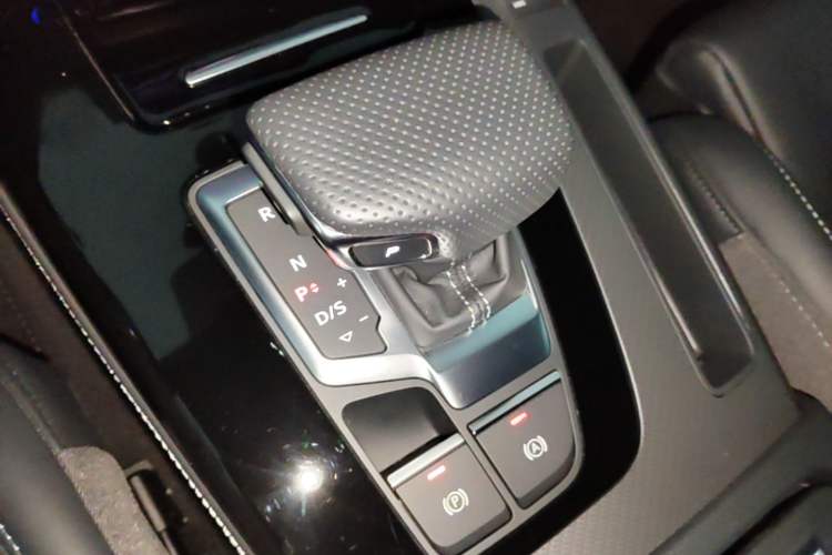Used Audi Q5L 2025 quattro 45th Anniversary Edition 45 TFSI Luxury Dynamic Model Gear Lever