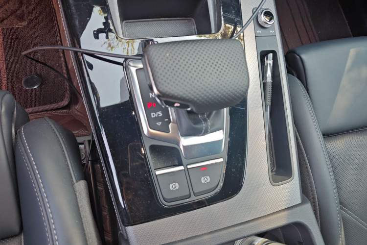 Used Audi Q5L 2025 quattro 45th Anniversary Edition 45 TFSI Luxury Dynamic Model Gear Lever