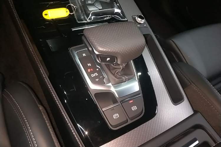 Used Audi Q5L 2025 quattro 45th Anniversary Edition 40 TFSI Luxury Dynamic Model Gear Lever