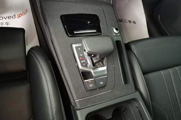 Used Audi Q5L 2025 quattro 45th Anniversary Edition 40 TFSI Sporty and Dynamic Model Gear Lever