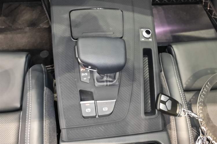 Used Audi Q5L 2025 quattro 45th Anniversary Edition 40 TFSI Luxury Dynamic Model Gear Lever