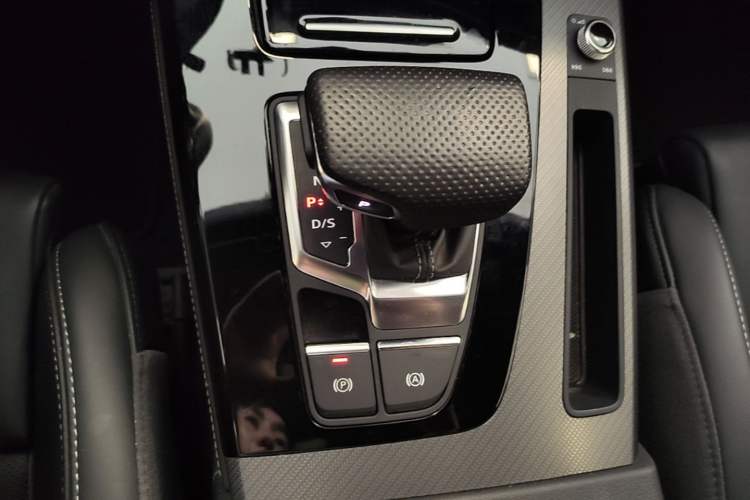 Used Audi Q5L 2025 quattro 45th Anniversary Edition 45 TFSI Luxury Dynamic Model Gear Lever