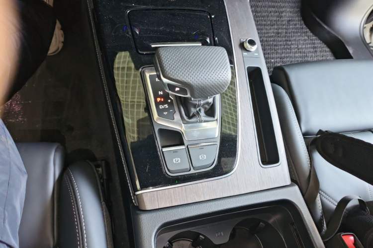 Used Audi Q5L 2025 quattro 45th Anniversary Edition 45 TFSI Prestige Dynamic Model Gear Lever