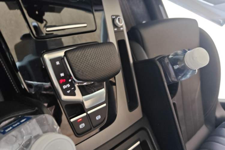Used Audi Q5L 2025 quattro 45th Anniversary Edition 40 TFSI Sporty and Dynamic Model Gear Lever