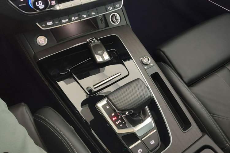 Used Audi Q5L 2025 quattro 45th Anniversary Edition 45 TFSI Prestige Dynamic Model Gear Lever