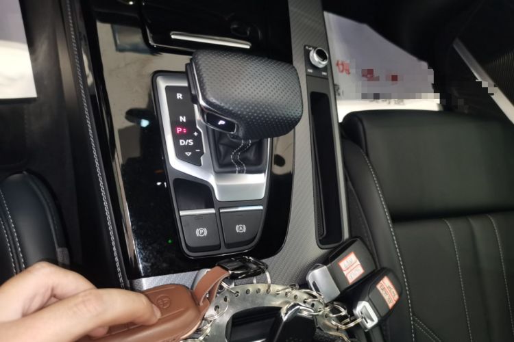 Used Audi Q5L 2025 quattro 45th Anniversary Edition 45 TFSI Luxury Dynamic Model Gear Lever