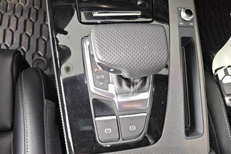 Used Audi Q5L 2025 quattro 45th Anniversary Edition 40 TFSI Luxury Dynamic Model Gear Lever