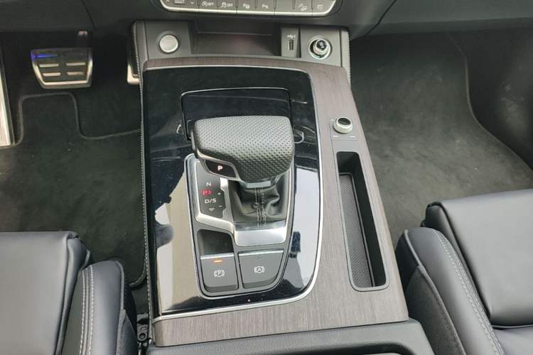 Used Audi Q5L 2025 quattro 45th Anniversary Edition 45 TFSI Prestige Dynamic Model Gear Lever