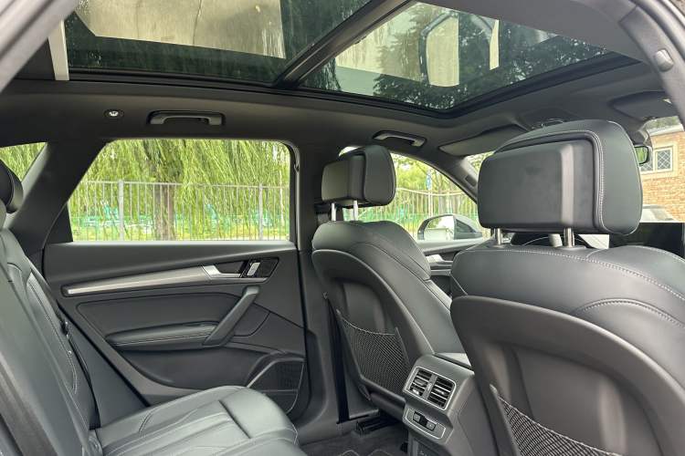 Used Audi Q5L 2025 quattro 45th Anniversary Edition 45 TFSI Luxury Dynamic Model Headliner