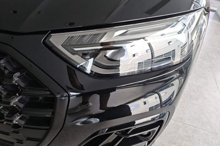 Used Audi Q5L 2025 quattro 45th Anniversary Edition 40 TFSI Luxury Dynamic Model Left Front Headlight