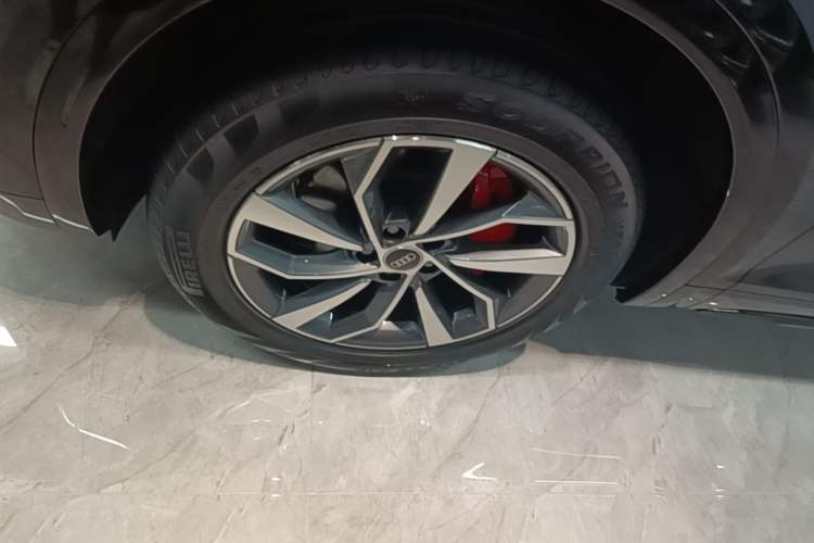 Used Audi Q5L 2025 quattro 45th Anniversary Edition 40 TFSI Luxury Dynamic Model Left Front Wheel Hub