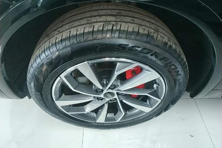 Used Audi Q5L 2025 quattro 45th Anniversary Edition 40 TFSI Luxury Dynamic Model Left Front Wheel Hub