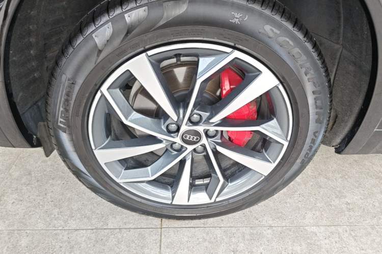Used Audi Q5L 2025 quattro 45th Anniversary Edition 40 TFSI Luxury Dynamic Model Left Front Wheel Hub