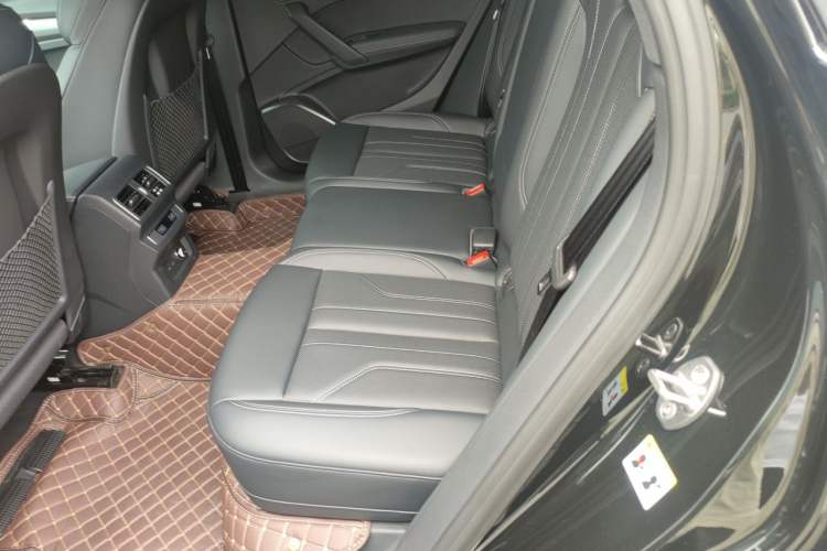 Used Audi Q5L 2025 quattro 45th Anniversary Edition 45 TFSI Luxury Dynamic Model Left Rear Seat
