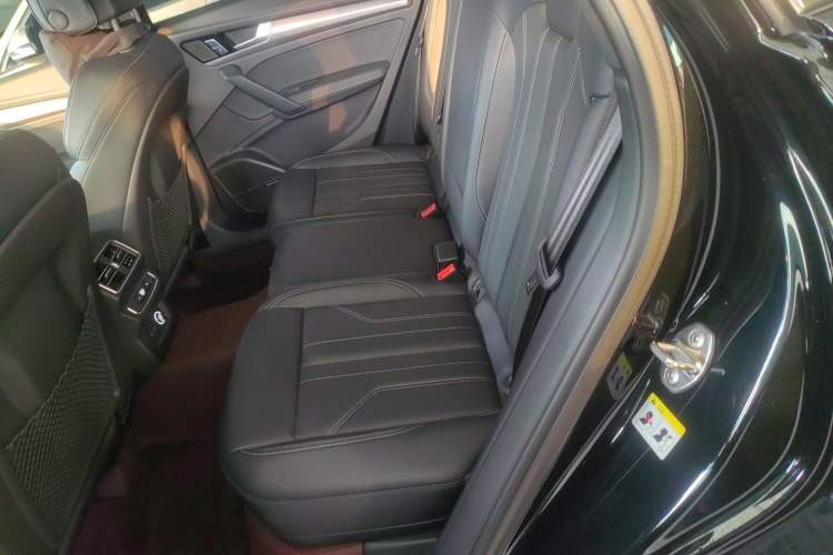 Used Audi Q5L 2025 quattro 45th Anniversary Edition 45 TFSI Luxury Dynamic Model Left Rear Seat