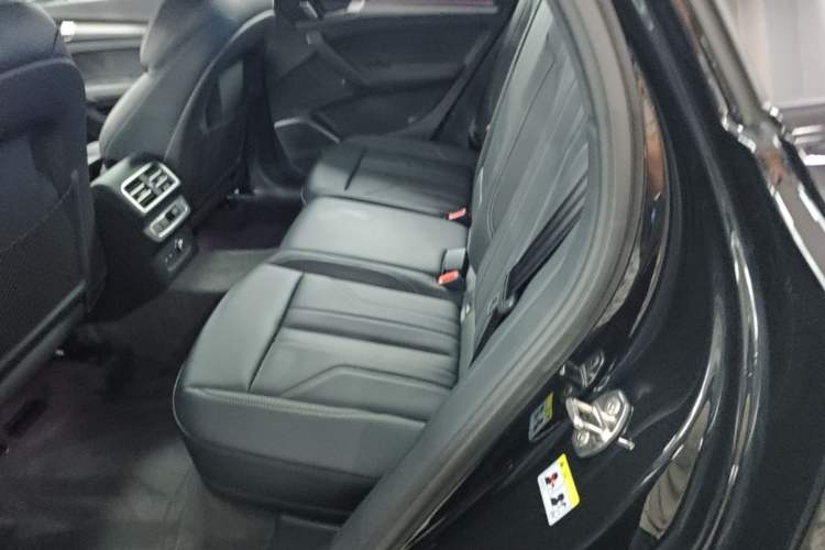 Used Audi Q5L 2025 quattro 45th Anniversary Edition 45 TFSI Luxury Dynamic Model Left Rear Seat
