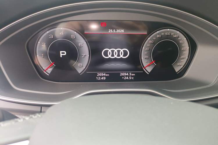 Used Audi Q5L 2025 quattro 45th Anniversary Edition 45 TFSI Luxury Dynamic Model Odometer Close Up