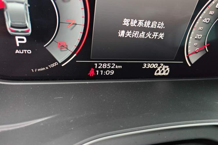 Used Audi Q5L 2025 quattro 45th Anniversary Edition 40 TFSI Sporty and Dynamic Model Odometer Close Up