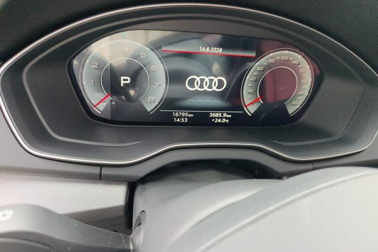 Used Audi Q5L 2025 45 TFSI Luxury Dynamic Edition Odometer Close Up