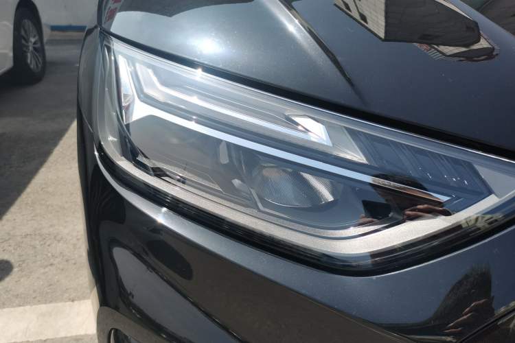 Used Audi Q5L 2025 quattro 45th Anniversary Edition 45 TFSI Luxury Dynamic Model Right Front Headlight
