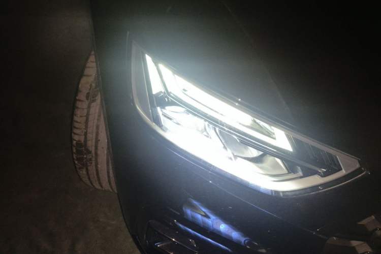 Used Audi Q5L 2025 quattro 45th Anniversary Edition 40 TFSI Luxury Dynamic Model Right Front Headlight
