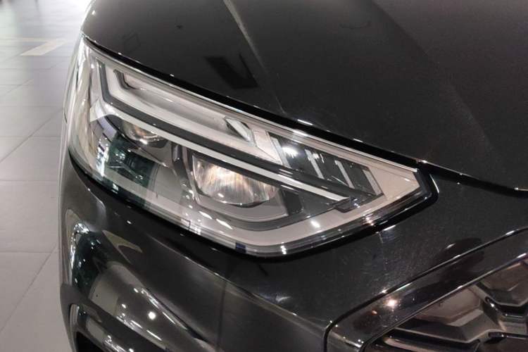 Used Audi Q5L 2025 quattro 45th Anniversary Edition 45 TFSI Luxury Dynamic Model Right Front Headlight