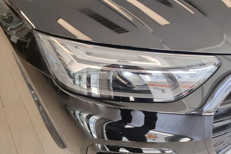 Used Audi Q5L 2025 quattro 45th Anniversary Edition 45 TFSI Luxury Dynamic Model Right Front Headlight