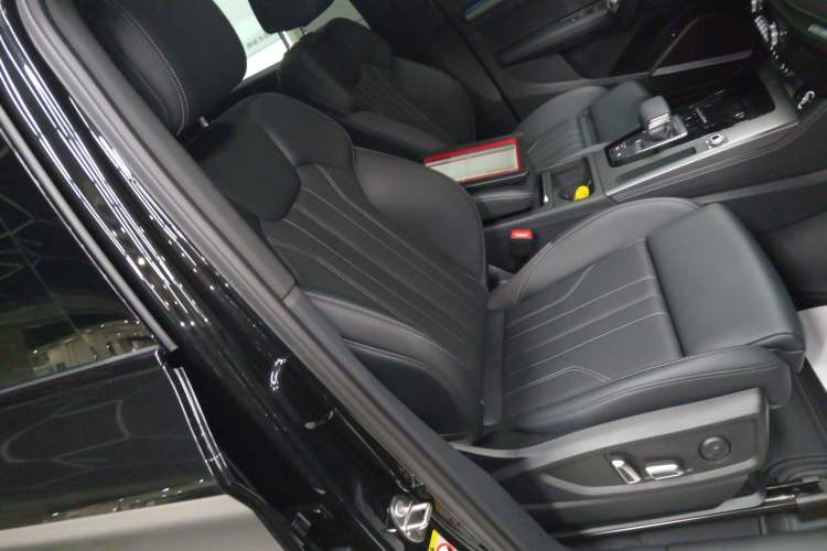 Used Audi Q5L 2025 quattro 45th Anniversary Edition 45 TFSI Luxury Dynamic Model Right Front Seat