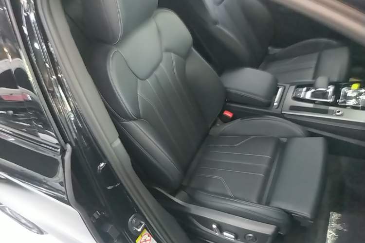 Used Audi Q5L 2025 quattro 45th Anniversary Edition 40 TFSI Luxury Dynamic Model Right Front Seat