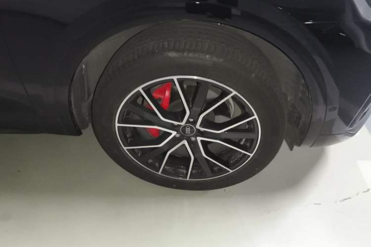 Used Audi Q5L 2025 quattro 45th Anniversary Edition 45 TFSI Luxury Dynamic Model Right Front Wheel Hub