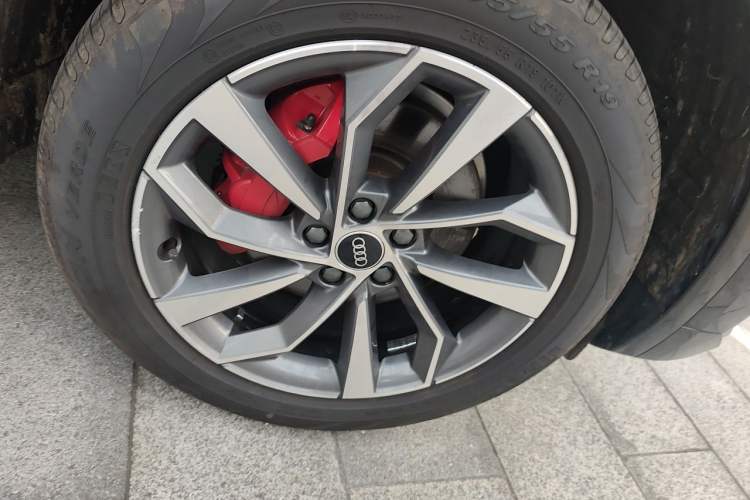 Used Audi Q5L 2025 quattro 45th Anniversary Edition 40 TFSI Luxury Dynamic Model Right Front Wheel Hub