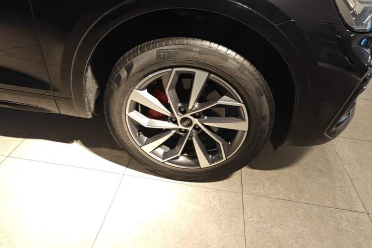 Used Audi Q5L 2025 quattro 45th Anniversary Edition 40 TFSI Luxury Dynamic Model Right Front Wheel Hub