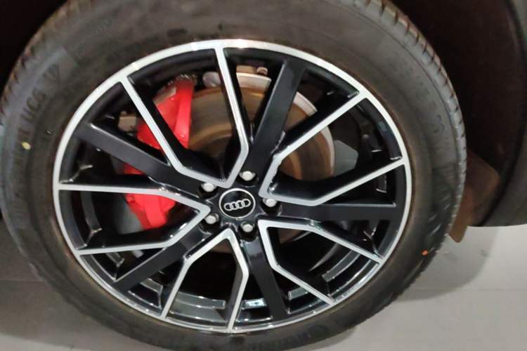 Used Audi Q5L 2025 quattro 45th Anniversary Edition 45 TFSI Luxury Dynamic Model Right Front Wheel Hub