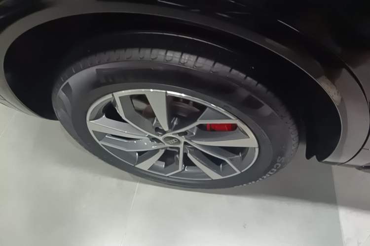 Used Audi Q5L 2025 quattro 45th Anniversary Edition 40 TFSI Luxury Dynamic Model Right Rear Wheel Hub