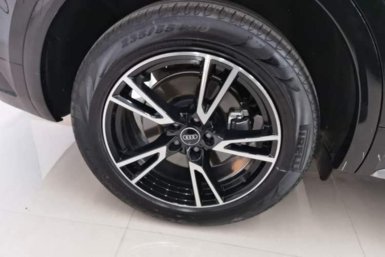 Used Audi Q5L 2025 quattro 45th Anniversary Edition 40 TFSI Sporty and Dynamic Model Right Rear Wheel Hub