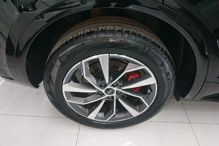 Used Audi Q5L 2025 quattro 45th Anniversary Edition 40 TFSI Luxury Dynamic Model Right Rear Wheel Hub