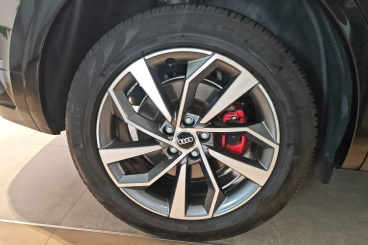Used Audi Q5L 2025 quattro 45th Anniversary Edition 40 TFSI Luxury Dynamic Model Right Rear Wheel Hub